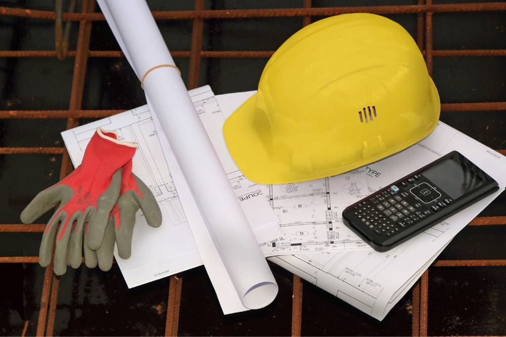 Grado en Ingeniería Mecánica, Eléctrica, Electrónica, Obra Pública o similar